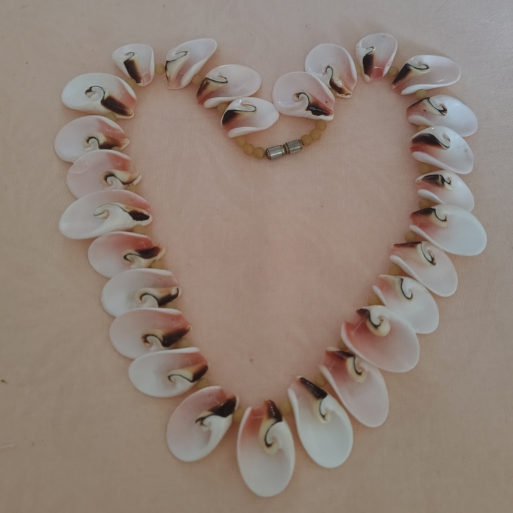 Vintage Luhuanus Strombus Spiral Strawberry Conch Shell Necklace Boho Beach - Picture 8 of 8